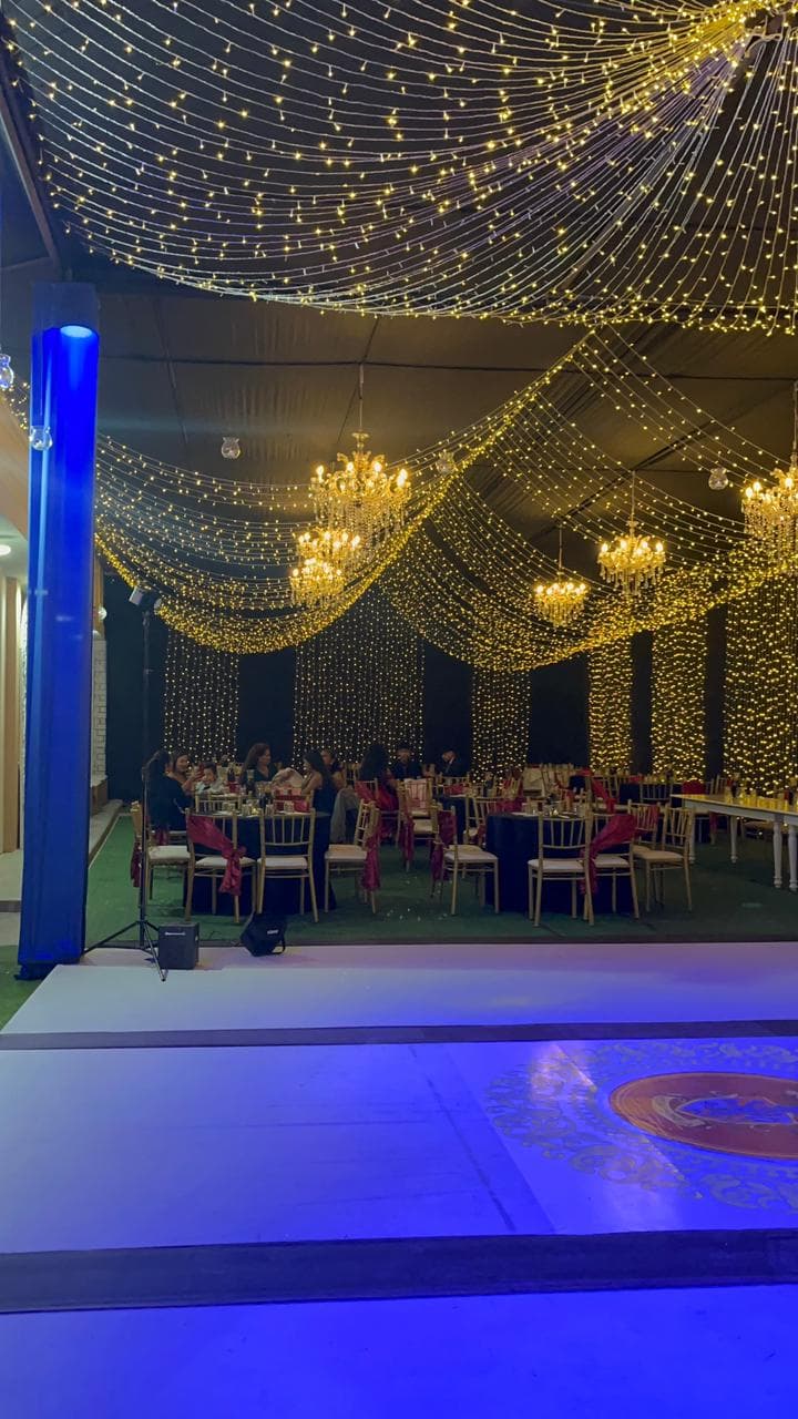 Salón de eventos elegantemente decorado