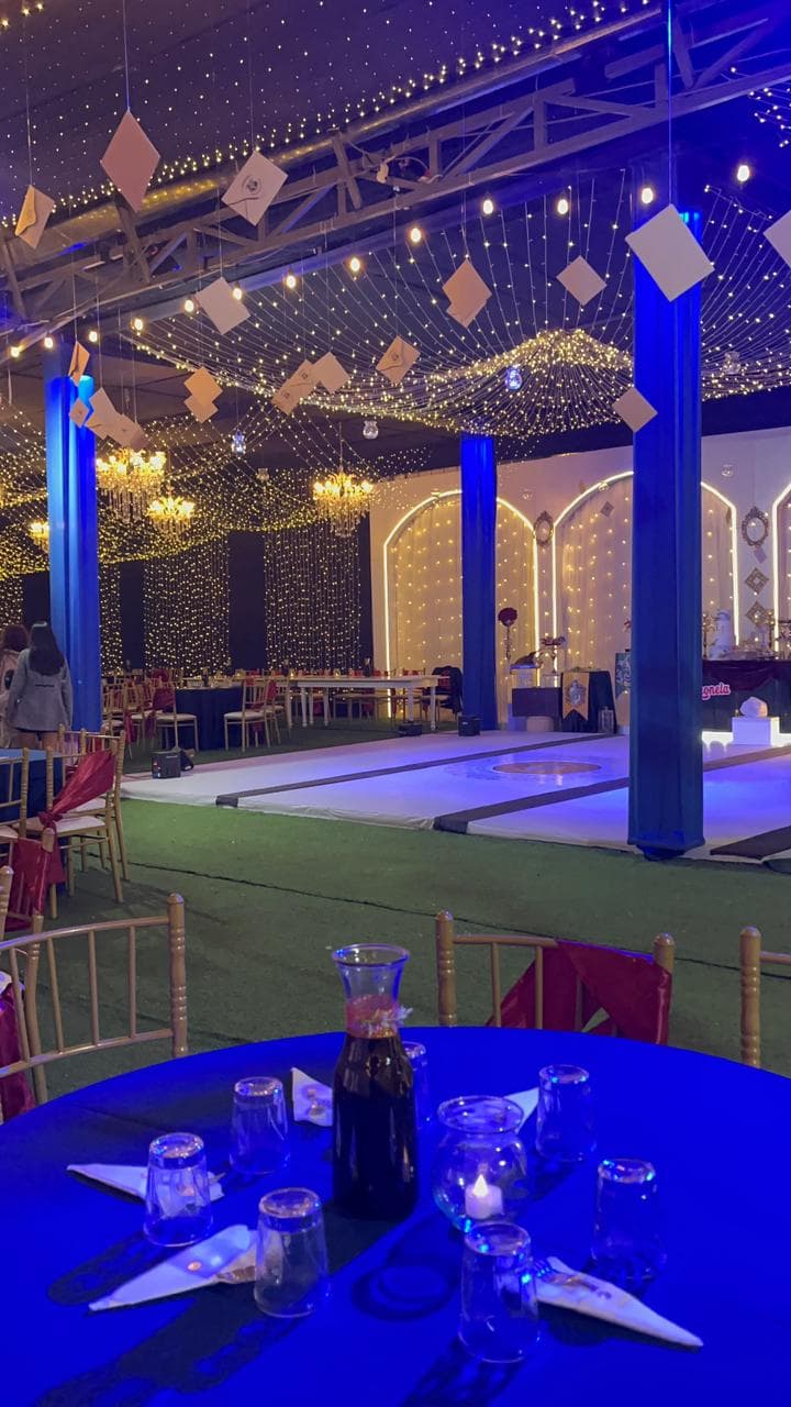 Mesa preparada para evento elegante